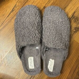 Fuzzy clogs